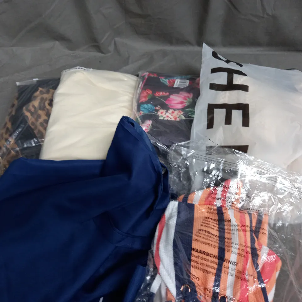 APPROXIMATELY 50 ASSORTED CLOTHING AND ACCESSORIES TO INCLUDE SHIRT, DRESS, SKIRT, TROUSERS, PURSE 