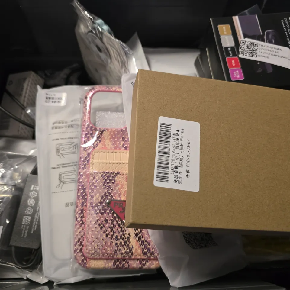 APPROXIMATELY 20 ASSORTED ITEMS TO INCLUDE - LIFESAVER POWER BANK , PHONE CASES , USB-C TO USB-C CABLE ETC