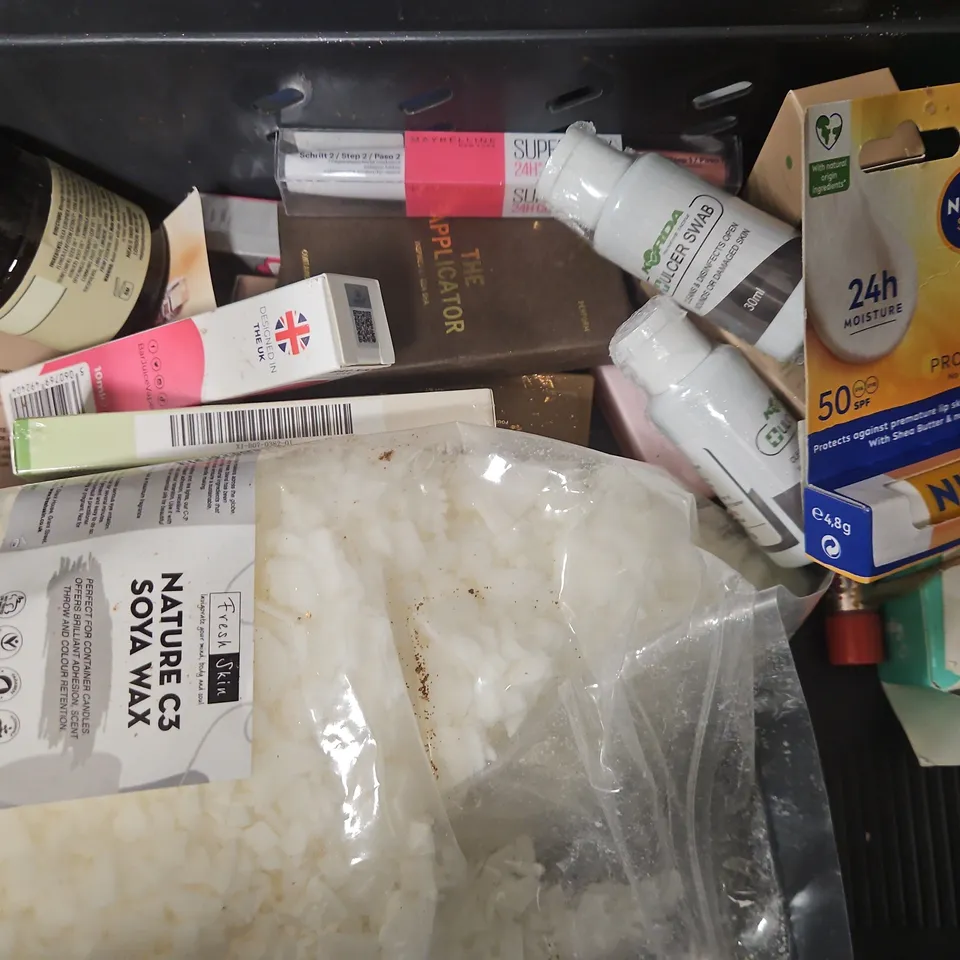 APPROXIMATELY 10 ASSORTED COSMETIC ITEMS TO INCLUDE NIVEA, BAYLIS & HARDING, ETC