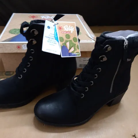 BOXED PAIR OF PAVERS RELIEF BOOTS IN BLACK - UK 5