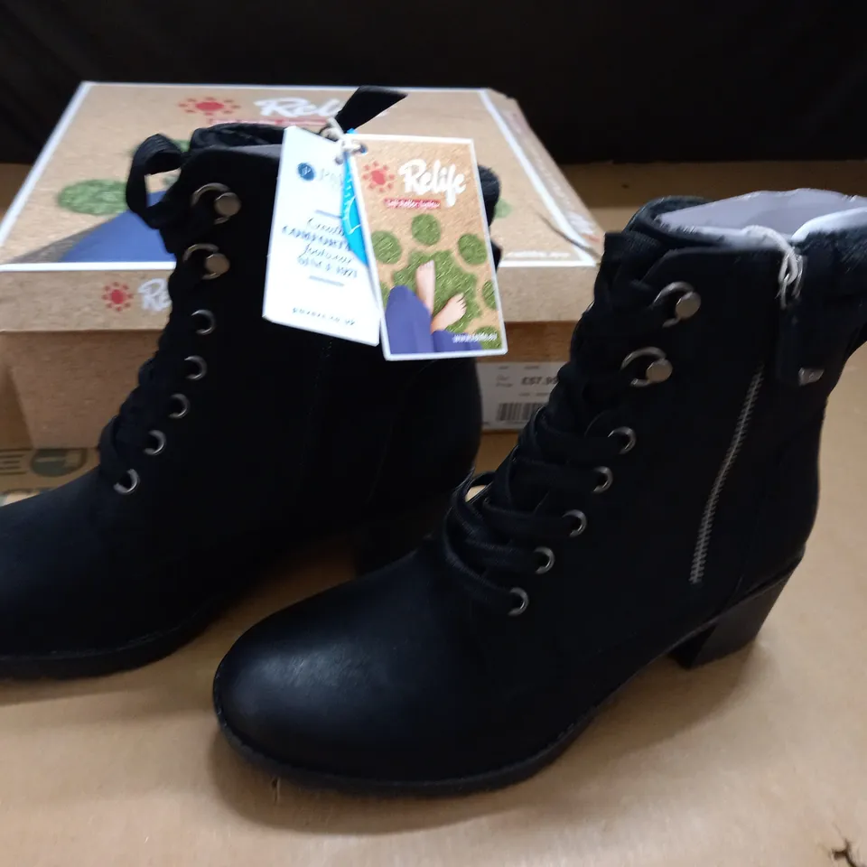 BOXED PAIR OF PAVERS RELIEF BOOTS IN BLACK - UK 5
