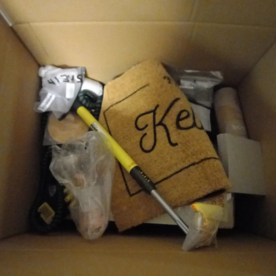 BOX OF APPROXIMATELY 25 ASSORTED ITEMS TO INCLUDE POOL CUE, DUVET COVERS, FLOATING MOP HEAD, ETC