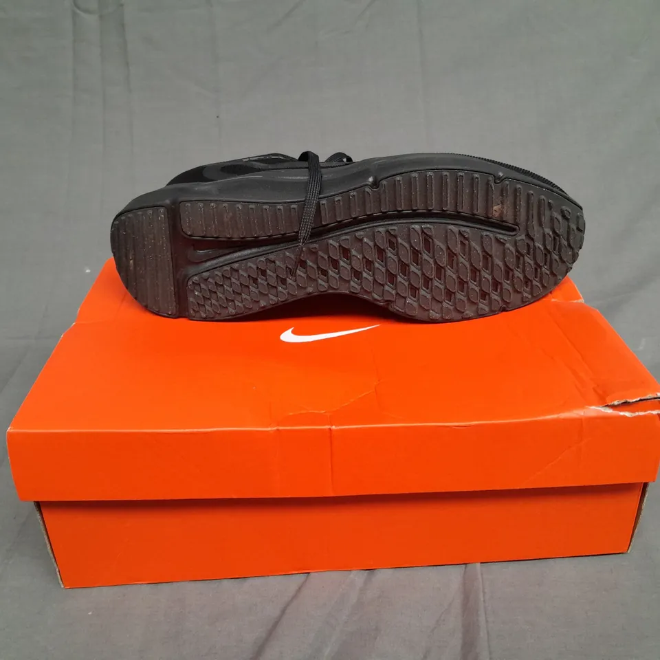 BOXED PAIR OF NIKE DOWNSHIFTER 12 IN BALCK SIZE 9.5 