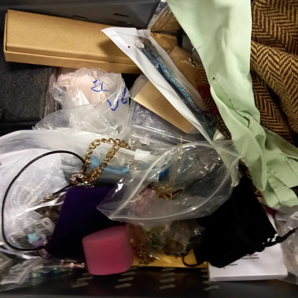 LOT OF APPROXIMATELY 20 JEWELLERY ITEMS, TO INCLUDE EARRINGS, NECKLACES, ETC