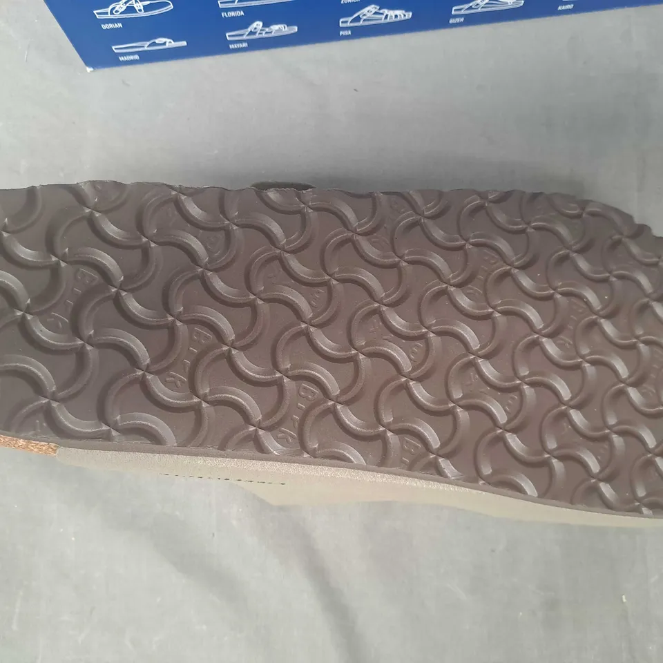 BOXED PAIR OF BIRKENSTOCK ARIZONA BS OPEN TOE SANDALS IN STONE UK SIZE 10.5