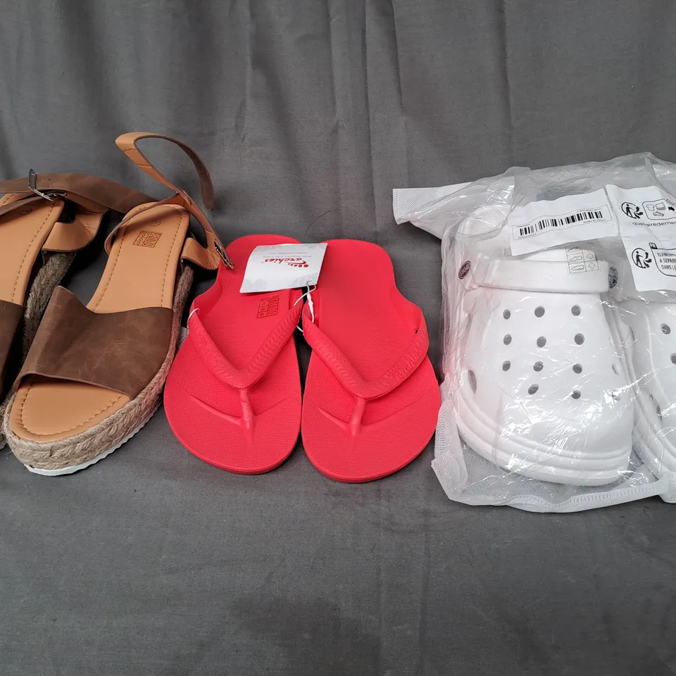 BOX OF APPROXIMATELY 15 ASSORTED PAIRS OF SHOES AND FOOTWEAR ITEMS IN VARIOUS STYLES AND SIZES TO INCLUDE ARCHIES, ETC