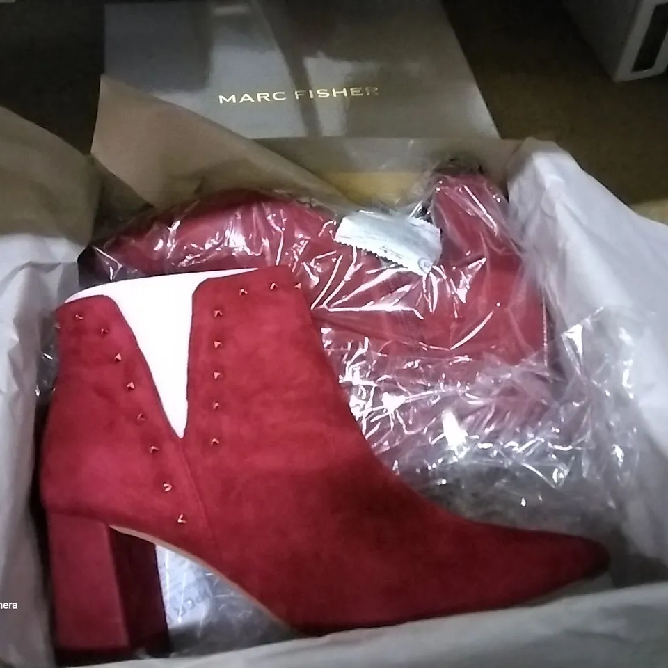 BOX OF APPROXIMATELY 5 PAIRS OF MARC FISHER MEDIUM RED SUEDE SHOES (7.5W)