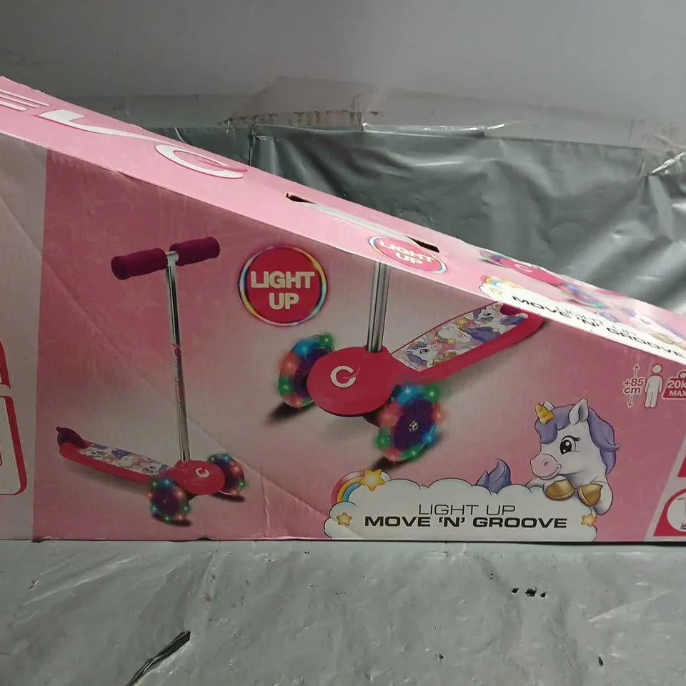 BOXED EVO LIGHT UP MOVE N GROOVE SCOOTER