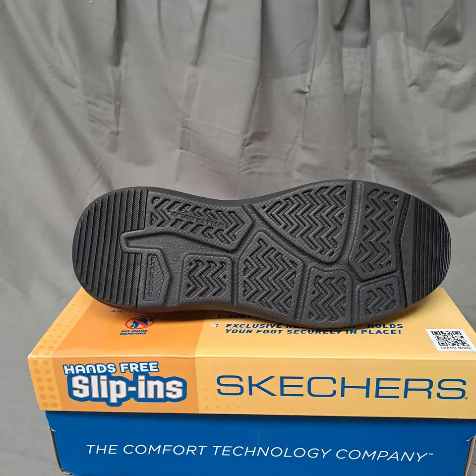 BOXED PAIR OF SHOES SKECHERS SLIP-INS RELAXED FIT SIZE 9