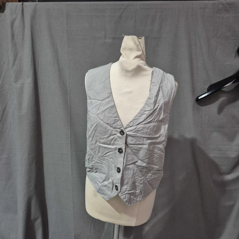 APPROXIMATLY 25 ITEMS WITH TRACKSUIT, PANTS, TOPS ECT