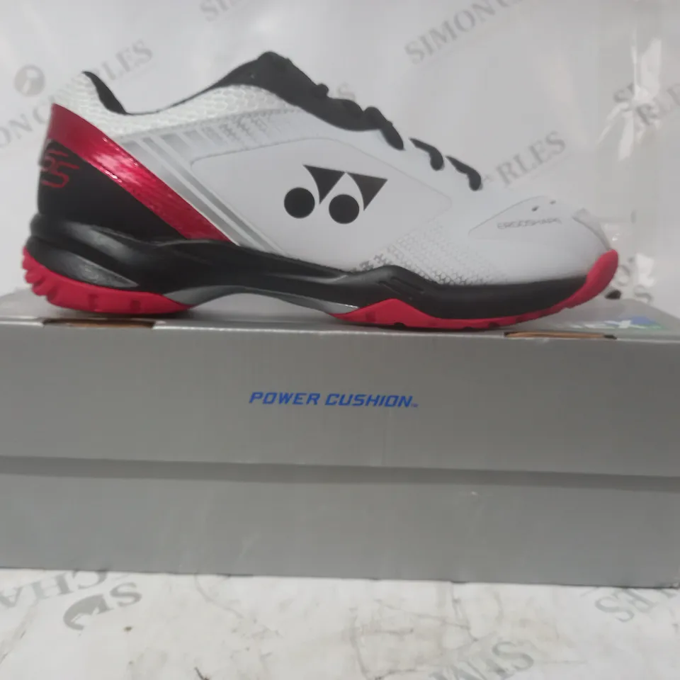 BOXED PAIR OF YONEX POWER CUSHION 65 X SHOES IN WHITE/RED UK SIZE 8