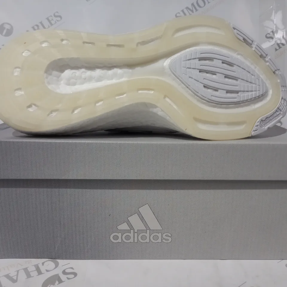 BOXED PAIR OF ADIDAS ULTRABOOST 22 SHOES IN WHITE UK SIZE 8