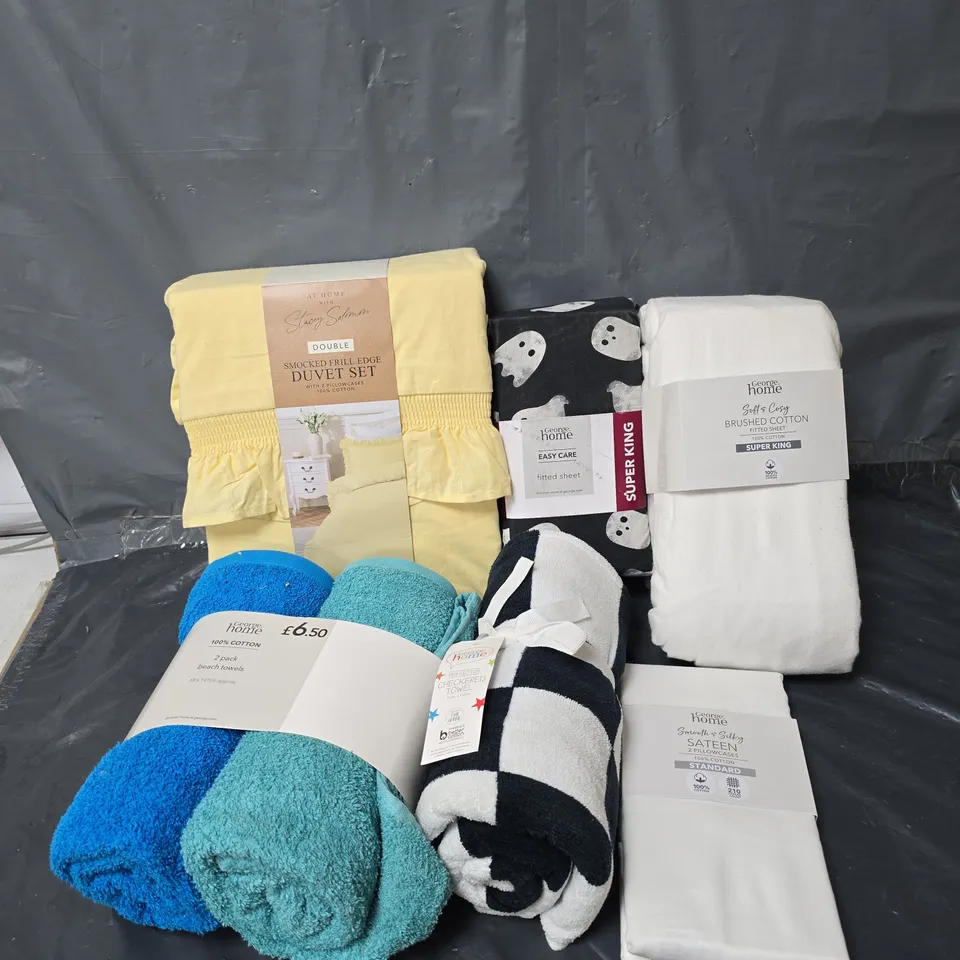 APPROXIMATELY 16 ASSORTED HOMEWARE ITEMS TO INCLUDE SMOCKED FRILL EDGE DUVET SET DOUBLE, SATEEN PILLOWCASES, 2 PACK BEACH PILLOWS, ETC