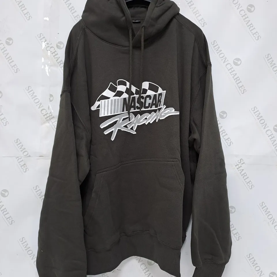 10 ASSORTED NEW CLOTHING ITEMS TO INCLUDE TUBE TOP, HOODIE, JACKETS, ETC