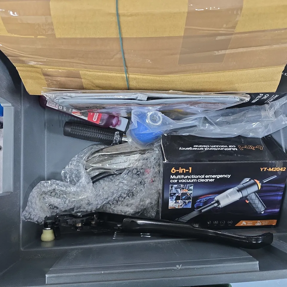 BOX OF ASSORTED CAR ITEMS TO INCLUDE - 6 IN 1 VAC - CAR PUDDLE LIGHTS - TOOSL