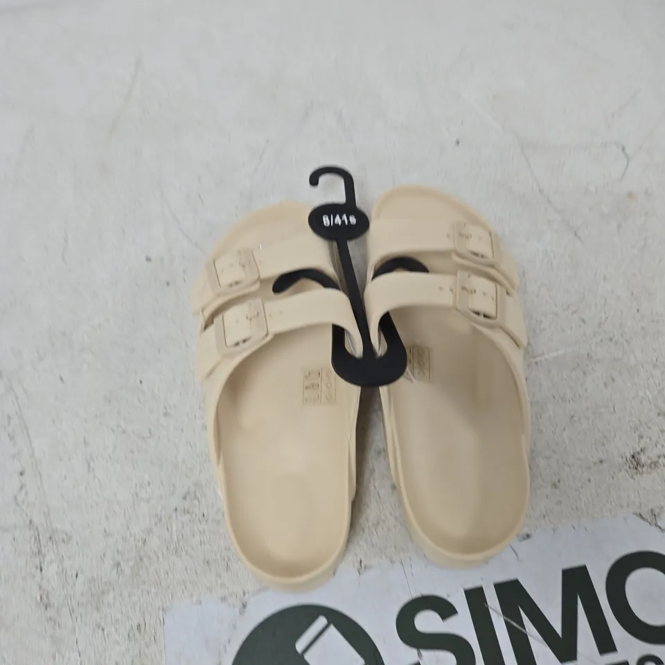 BOX OF APPROXIMATELY 25 ASSORTED CLOTHING ITEMS TO INCLUDE: BEIGE SIZE 8 SANDALS
