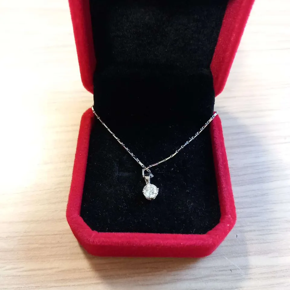 18CT WHITE GOLD PENDANT ON A CHAIN SET WITH A NATURAL DIAMOND WEIGHING +0.42CT