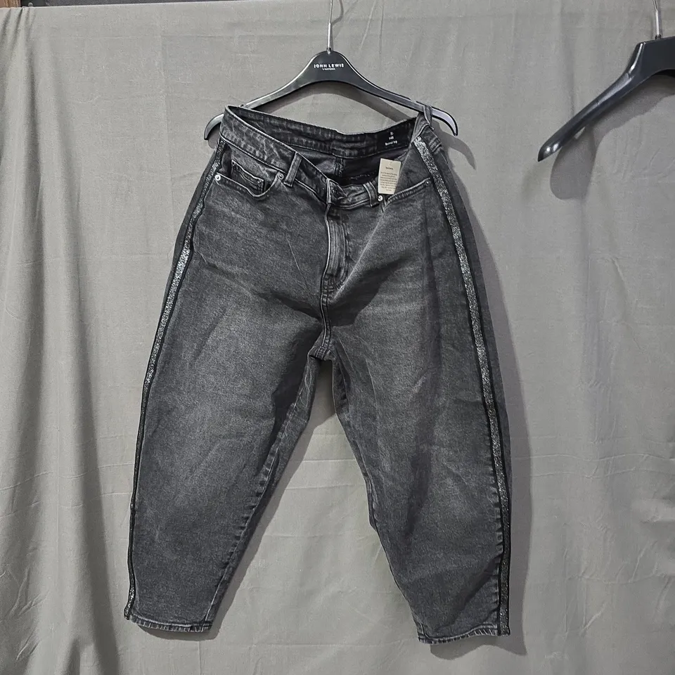 BOX OF APPROXIMATELY 25 CLOTHING ITEMS INCLUDING:BLACK JOGGERS, PRIMARK JOGGERS AND TU JEANS.