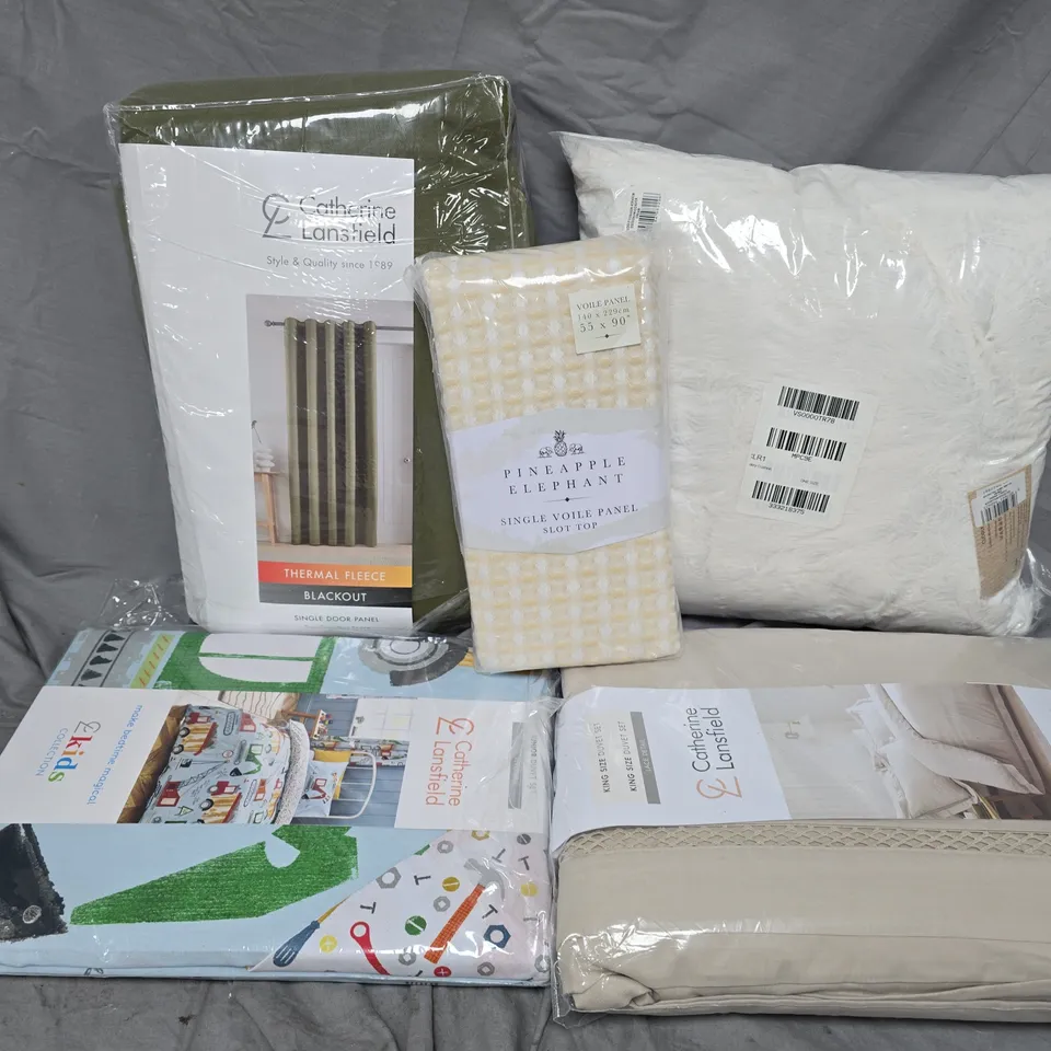 APPROXIMATELY 10 ASSORTED HOUSEHOLD ITEMS TO INCLUDE CUSHIONS, CL KIDS DUVET SET, CL BLACKOUT CURTAINS, ETC