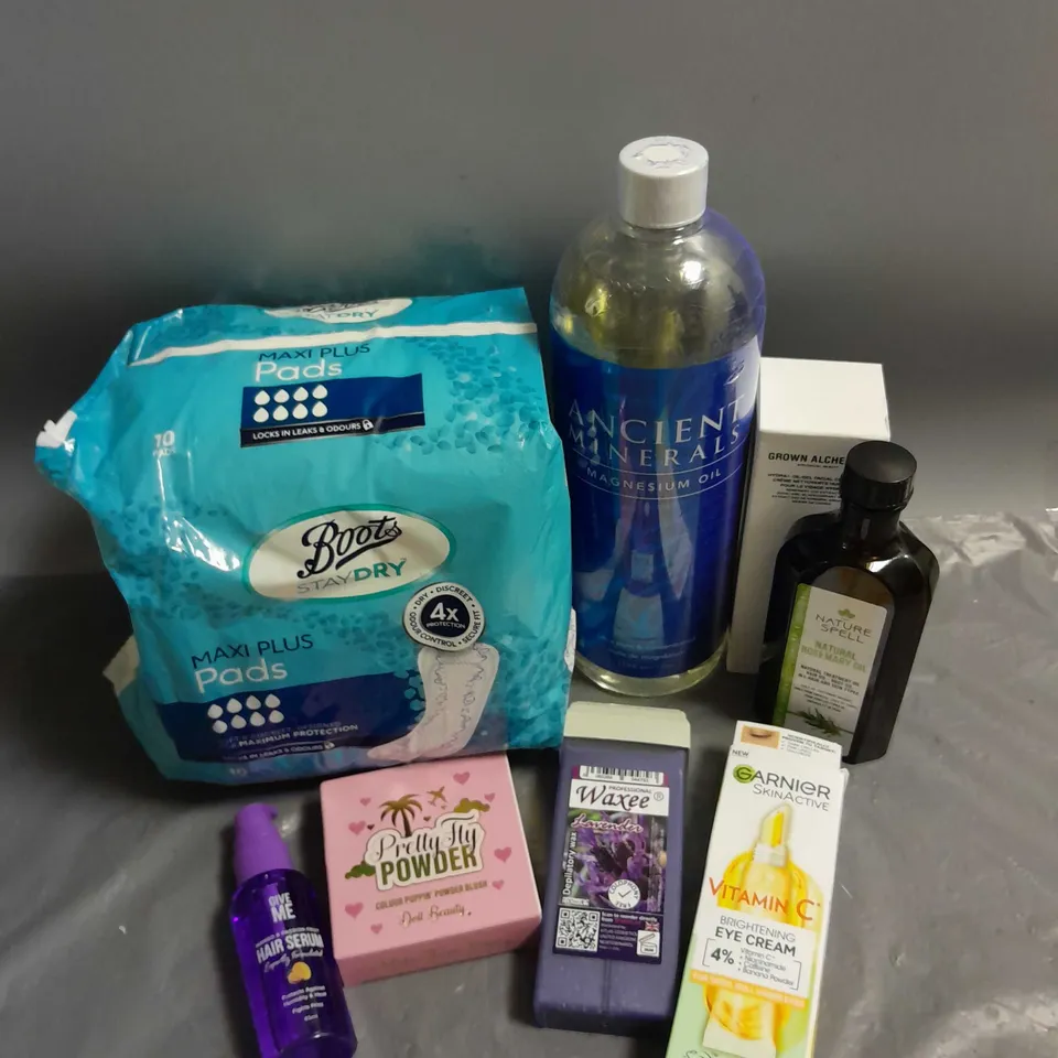 BOX OF APPROXIMATELY 10 ASSORTED COSMETIC ITEMS TO INCLUDE - GROWN ALCHEMIST FACIALL CLEANSER - DOLL BEAUTY PRETTY FLY POWDER BLUSH - GARNIER SKIN ACTIVE BRIGHTENING EYE CREAM - ETC