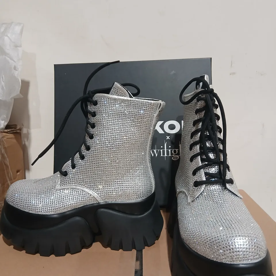 BOXED KOI TWILGHT SAGA VAMPIRE SKIN PLATFORM GLITTERING BOOTS – SILVER, UK5