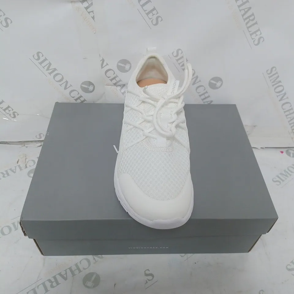 BOXED PAIR OF VIONIC TRAINERS SIZE 7