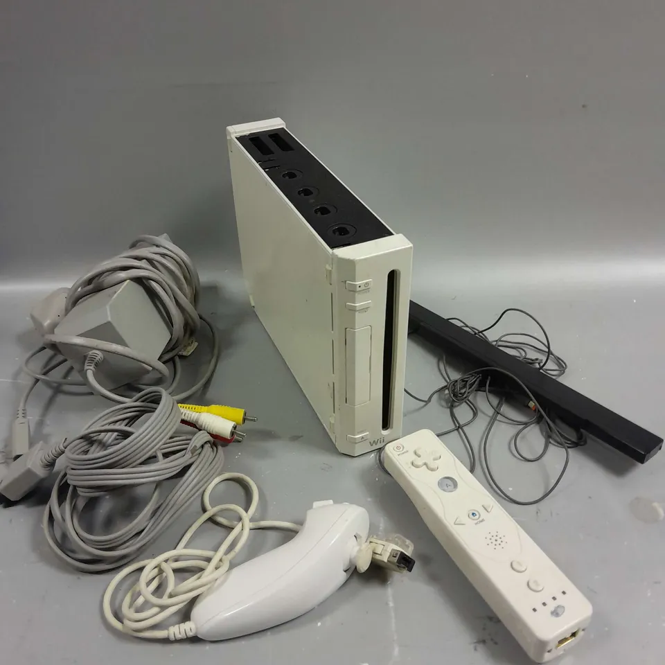 NINTENDO WII CONSOLE & ACCESSORIES 