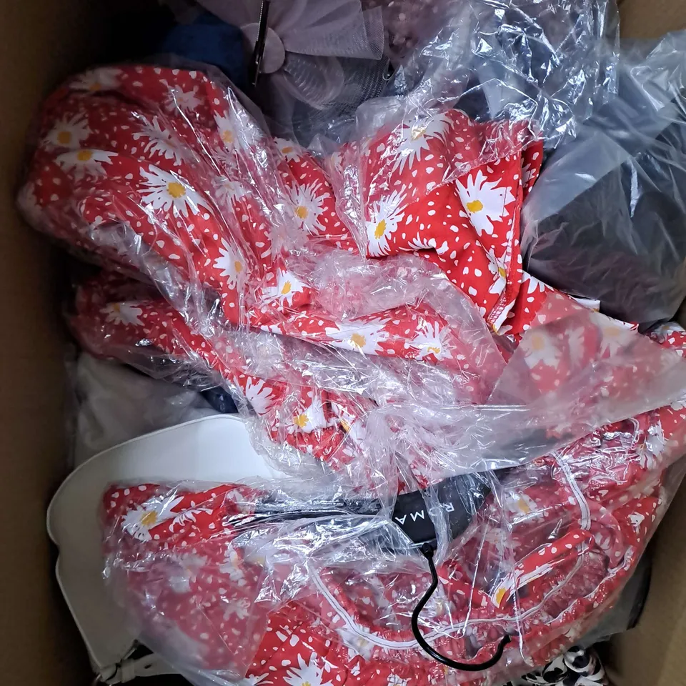 BOX OF APPROXIMATELY 25 ASSORTED CLOTHING ITEMS TO INCLUDE - DRESSES, SOCKS, TROUSERS ETC 