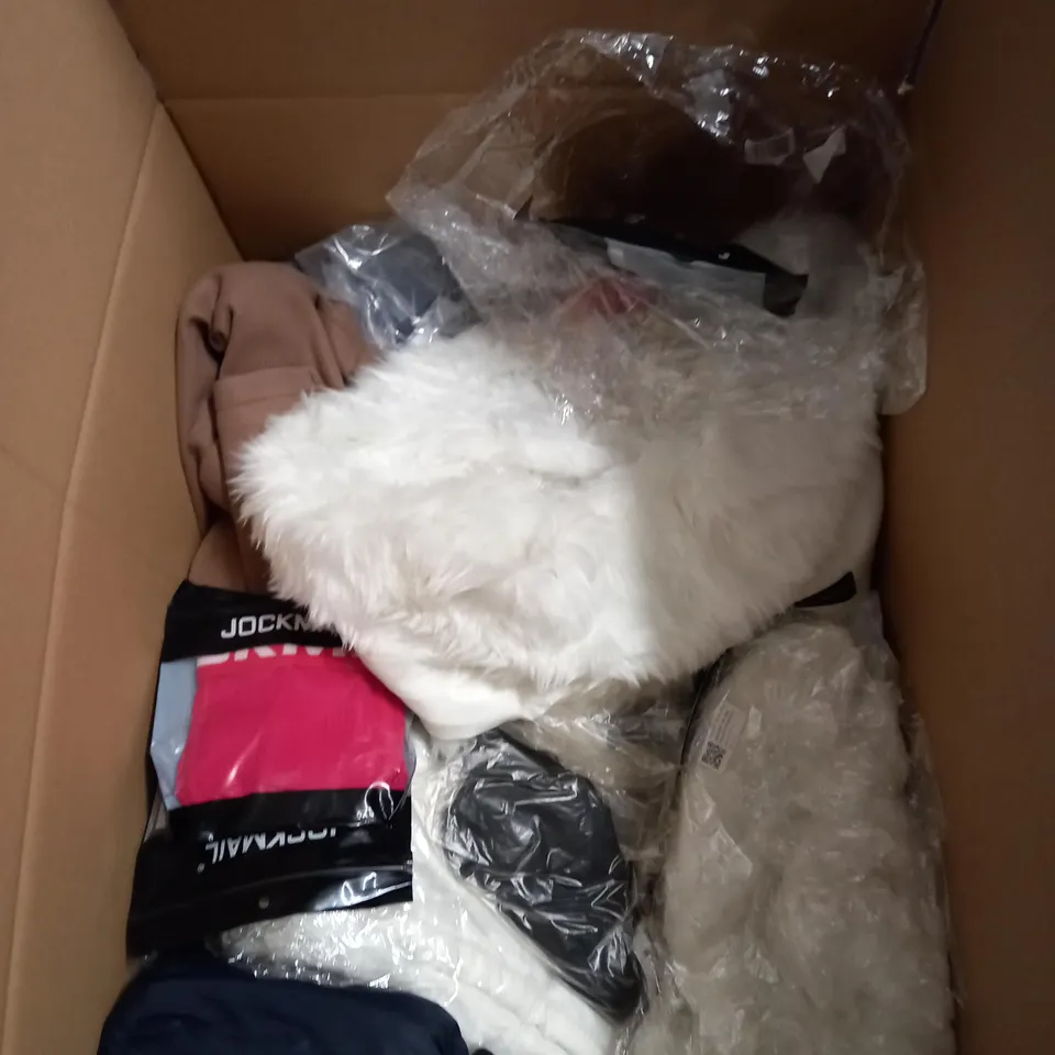 LOT OF APPROX. 50 ASSORTED CLOTHING ITEMS 