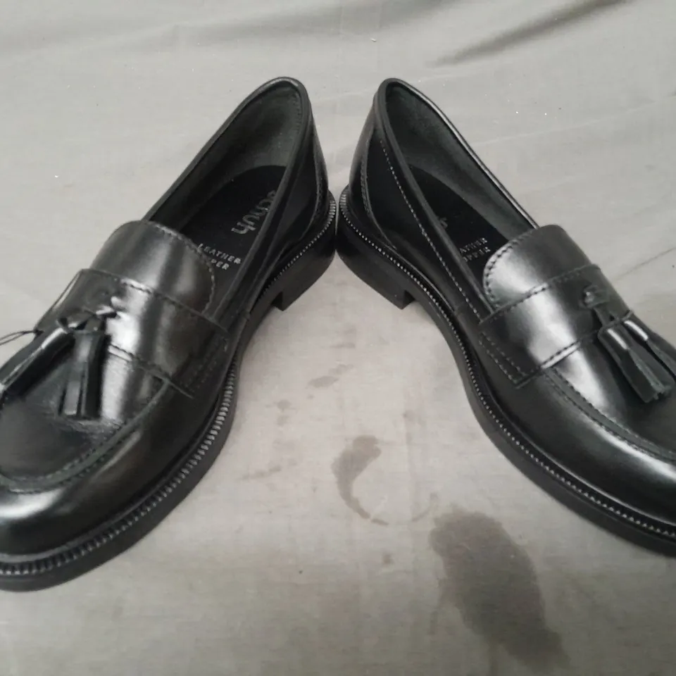 BOXED PAIR OF SCHUH LOAFERS W. TASSEL IN BLACK UK SIZE 6