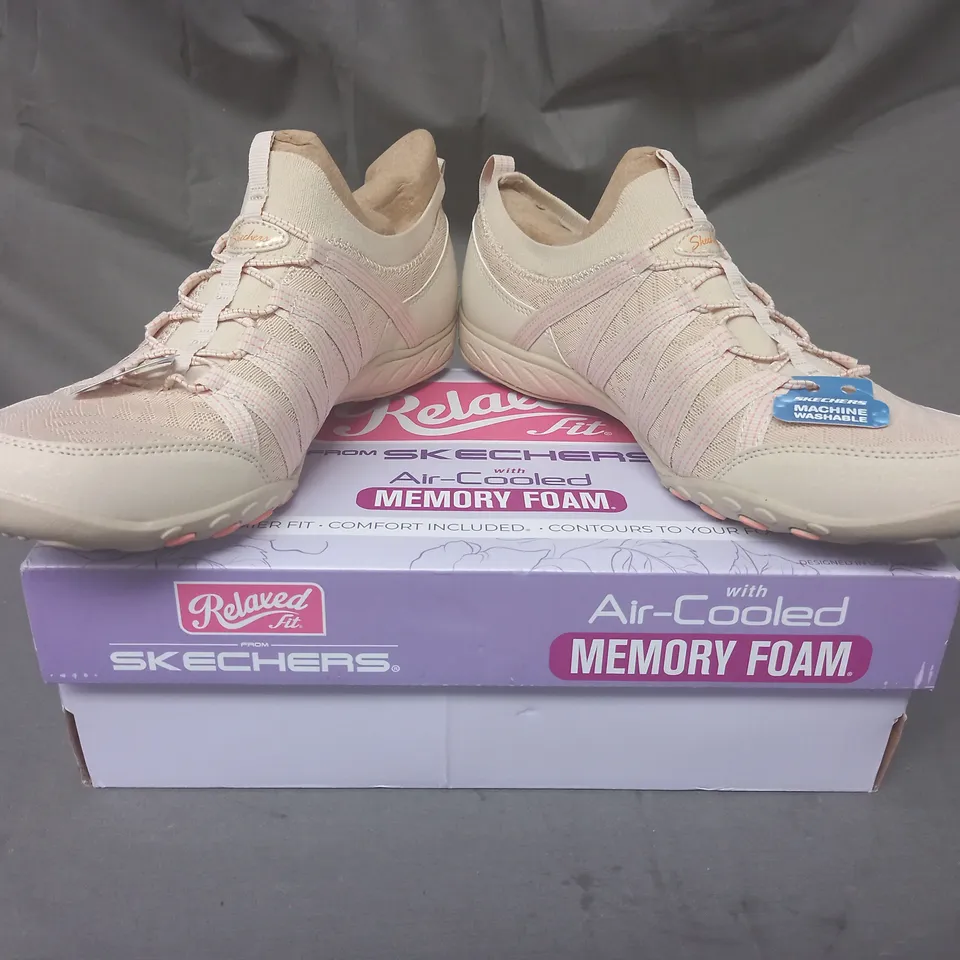 BOXED PAIR OF SKECHERS TRAINERS IN CREAM SIZE 7