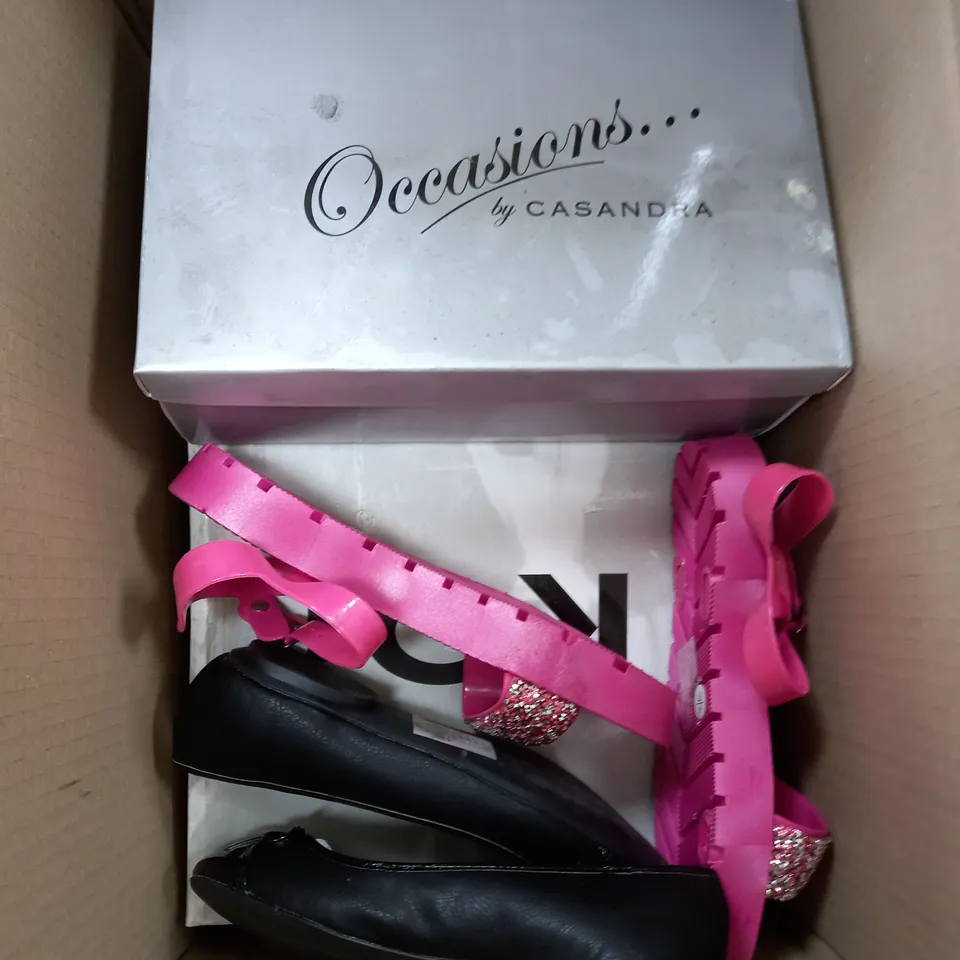BOX OF APPROXIMATELY 5 PAIRS OF SHOES TO INCLUDE BLACK BOW SHOES, PINK OPEN TOE SANDALS, CHAMPAGNE SATIN HEELS ETC