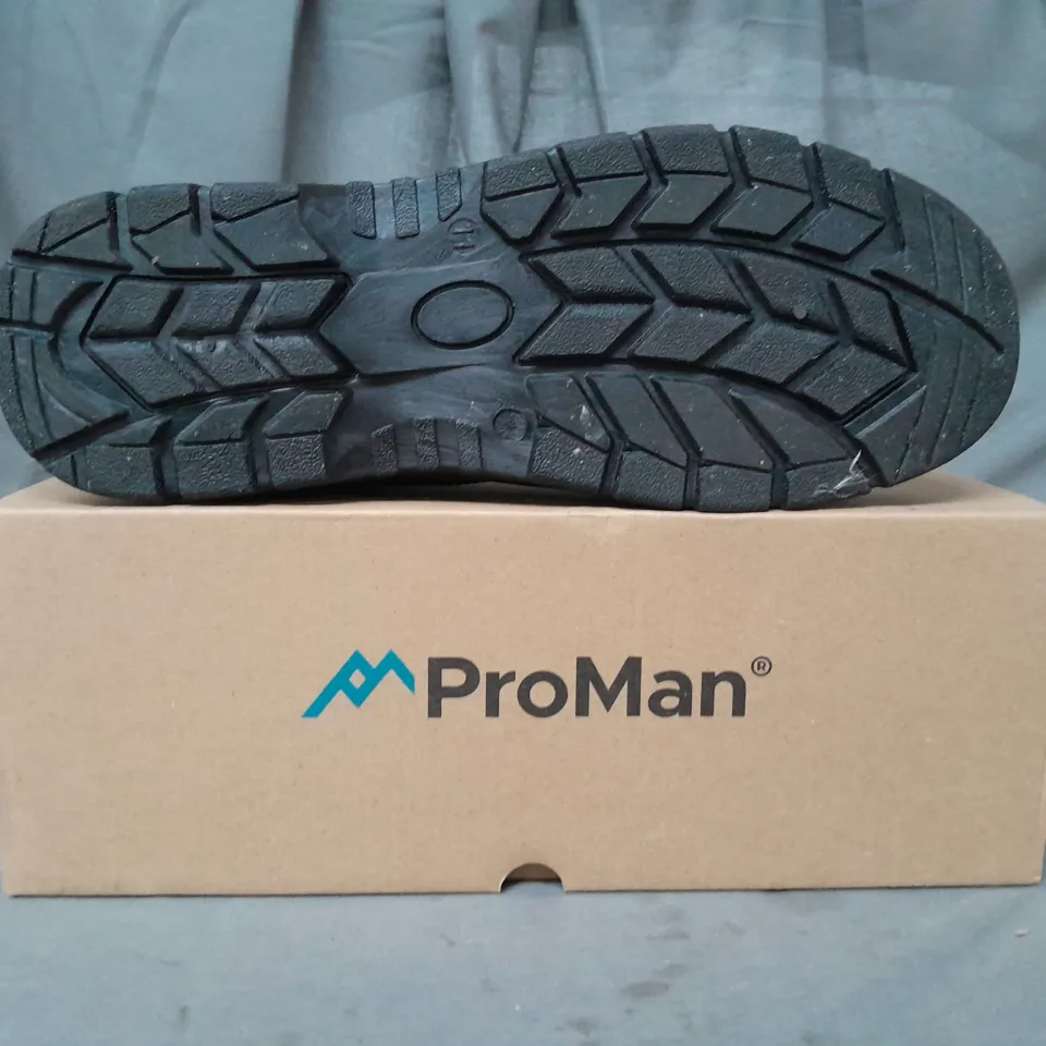 BOXED PAIR OF PROMAN CHUKKA SAFETY SHOES IN BLACK UK SIZE 11
