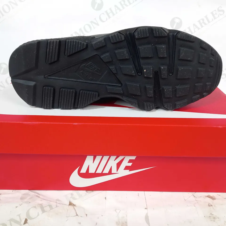 BOXED PAIR OF NIKE AIR HUARACHE SHOES IN BLACK/DARK GREY UK SIZE 6