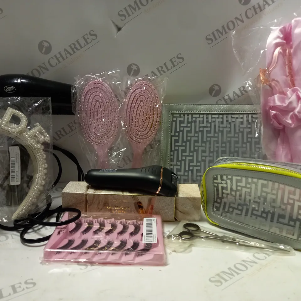 BOX OF APPROX 10 ASSORTED BEAUTY PRODUCTS TO INCLUDE BRIDE PEARL HEADBAND, REVOLUTION PRO GLOSSY LIPS KIT, HAIRDRESSING SCISSORS, ETC 