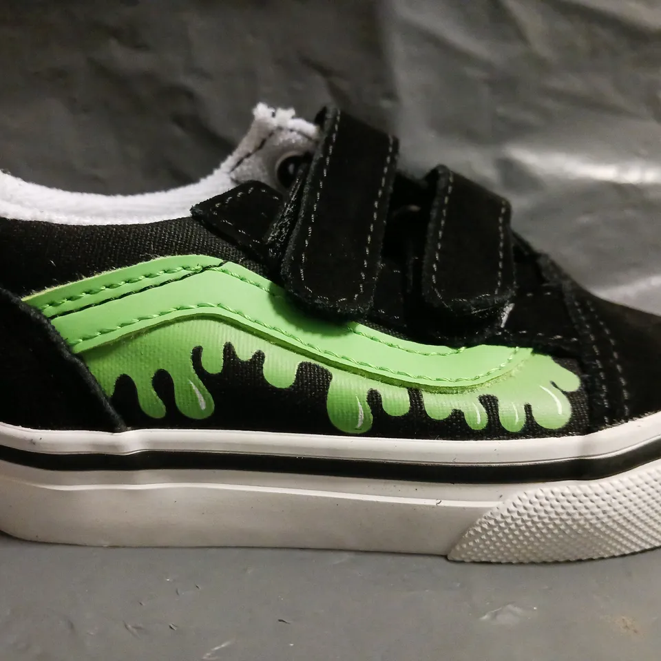 BOXED PAIR OF VANS OLD SKOOL V INFANT SHOES IN BLACK/GREEN SIZE UK 4.5