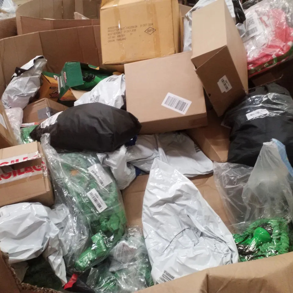 PALLET CONTAINING ASSORTED GARDEN HOSES & INFLATABLES 