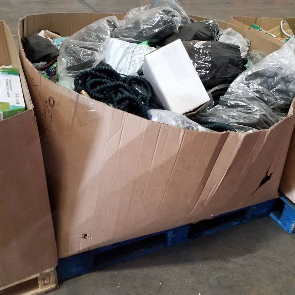 PALLET CONTAINING ASSORTED GARDEN HOSES