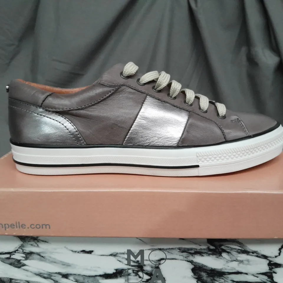 BOXED PAIR OF MODA IN PELLE ASTRIPE GREY LEATHER TRAINERS - SIZE 7