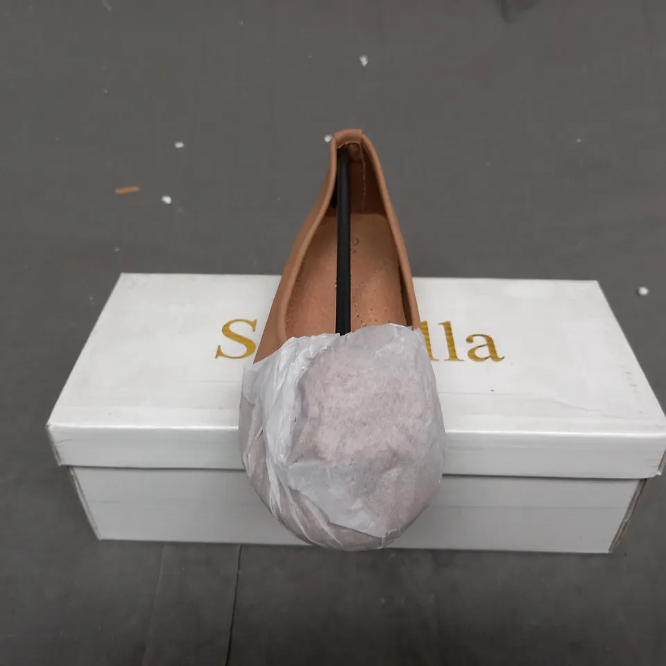 BOX OF APPROXIMATELY 24 BOX BIEGE SLIP IN SHOES IN VARIOUS SIZES