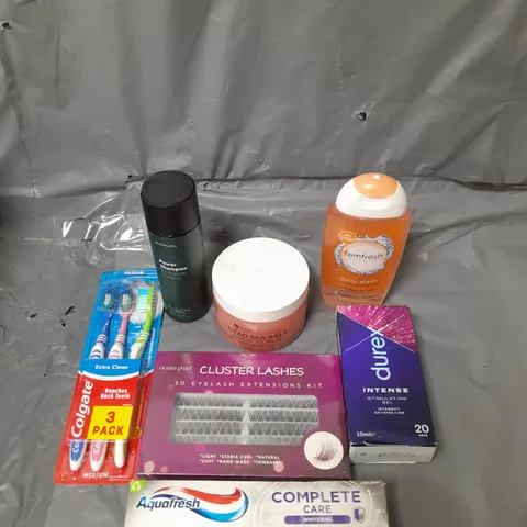 APPROXIMATELY 20 ASSORTED COSMETICS PRODUCTS TO INCLUDE - FEMFRESH WASH, AQUAFRESH TOOTHPASTE AND DUREX STIMULATING GEL ETC.