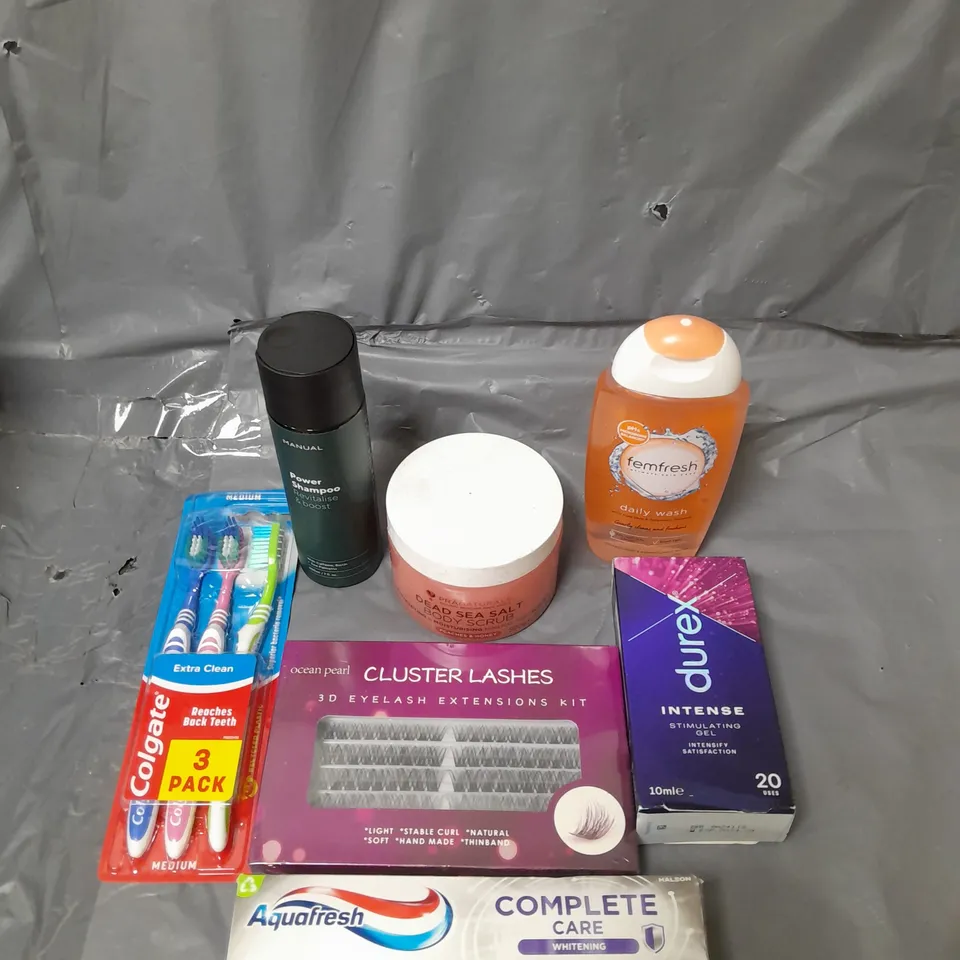 APPROXIMATELY 20 ASSORTED COSMETICS PRODUCTS TO INCLUDE - FEMFRESH WASH, AQUAFRESH TOOTHPASTE AND DUREX STIMULATING GEL ETC. 