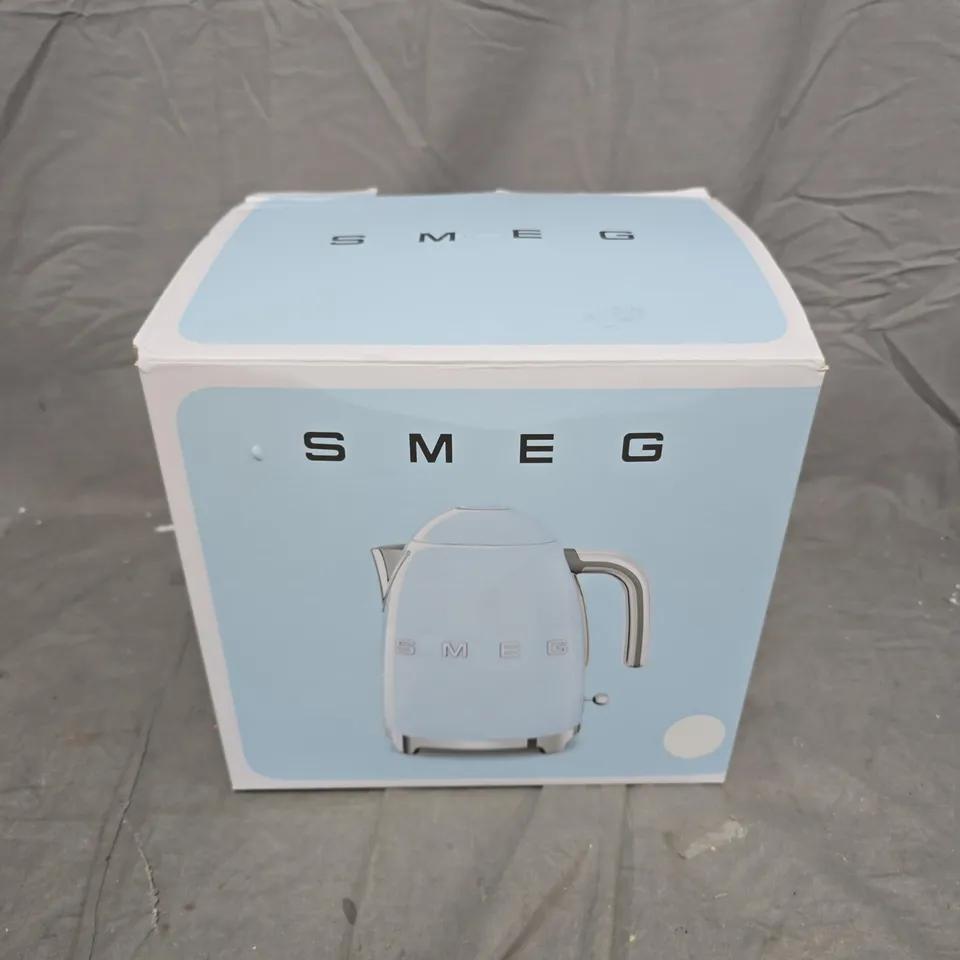 BOXED SMEG ELECTRIC KETTLE IN WHITE