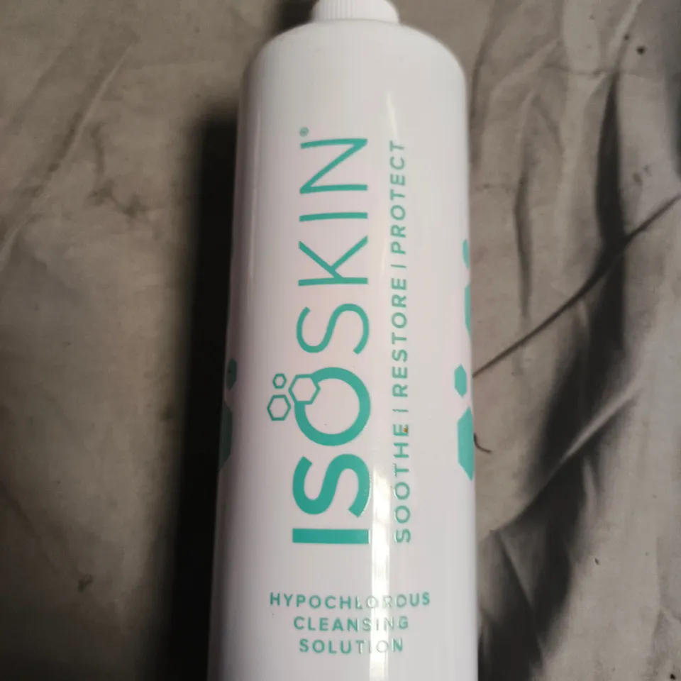 APPROXIMATELY 18 ASSORTED HEALTH & BEAUTY PRODUCTS INCLUDING ISOSKIN CLEANSING , SOLUTION WHITE TOOTH REPAIR AND SQUATCH MENS NATURAL SOAP 