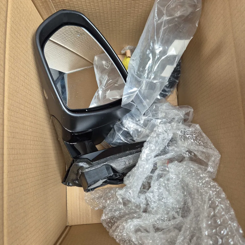 APPROXIMATELY 5 ASSORTED VEHICLE PARTS/ACCESSORIES TO INCLUDE WING MIRROR, SPRING ETC 