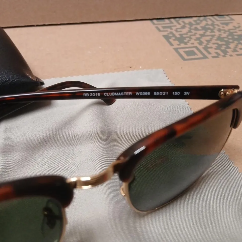 RAY-BAN RB3016 CLUBMASTER SUNGLASSES – TORTOISESHELL FRAME, GREEN LENSES