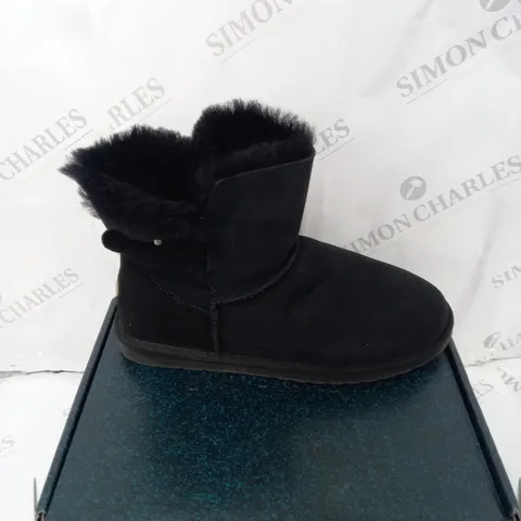 BOXED PAIR OF EMU AUSTRALIA SUMMERLANDS BOOTS BLACK SIZE 9