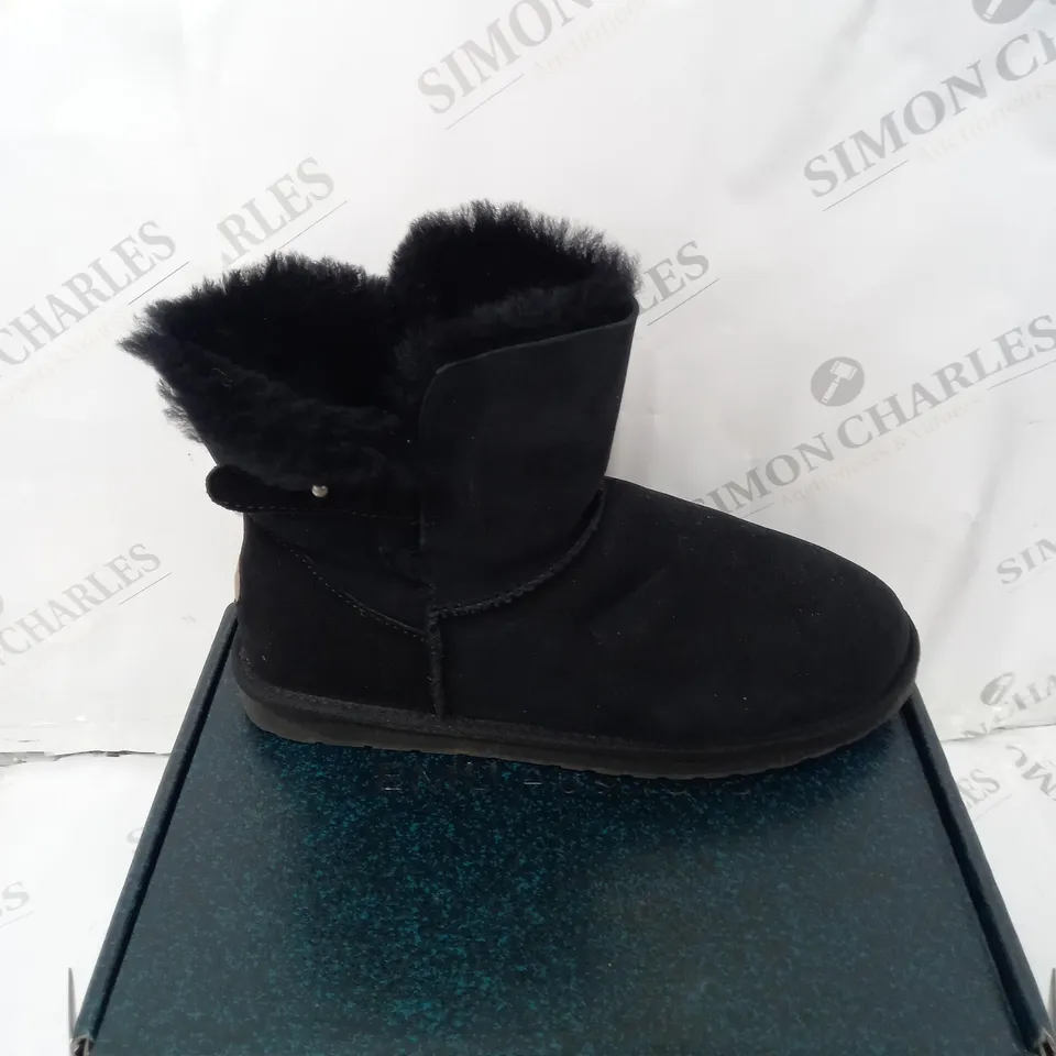 BOXED PAIR OF EMU AUSTRALIA SUMMERLANDS BOOTS BLACK SIZE 9