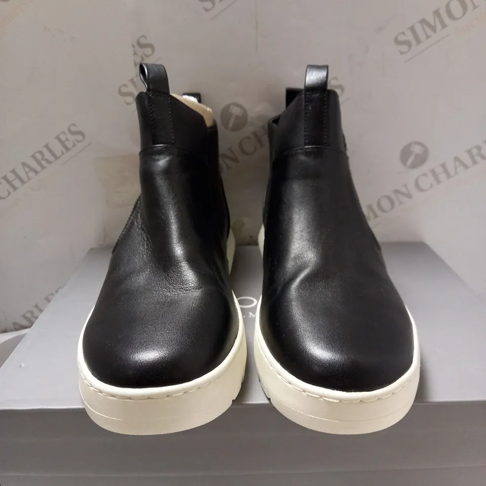 VIONIC BLACK HIGH TOP TRAINERS - SIZE 6.5