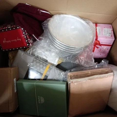 BOX OF APPROXIMATELY 15 ASSORTED HOUSEHOLD ITEMS TO INCLUDE FELT FABRIC SHEETS, PET BOWLS AND MAKEUP BAG